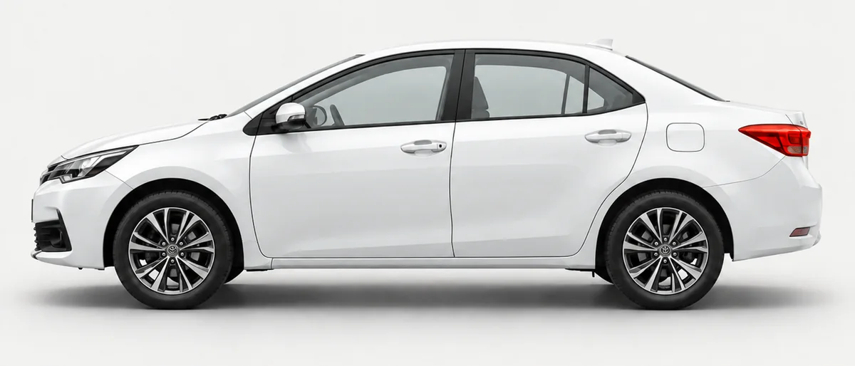 Carro sedã branco em vista lateral - peças automotivas usadas no Ferro Velho Rio Branco